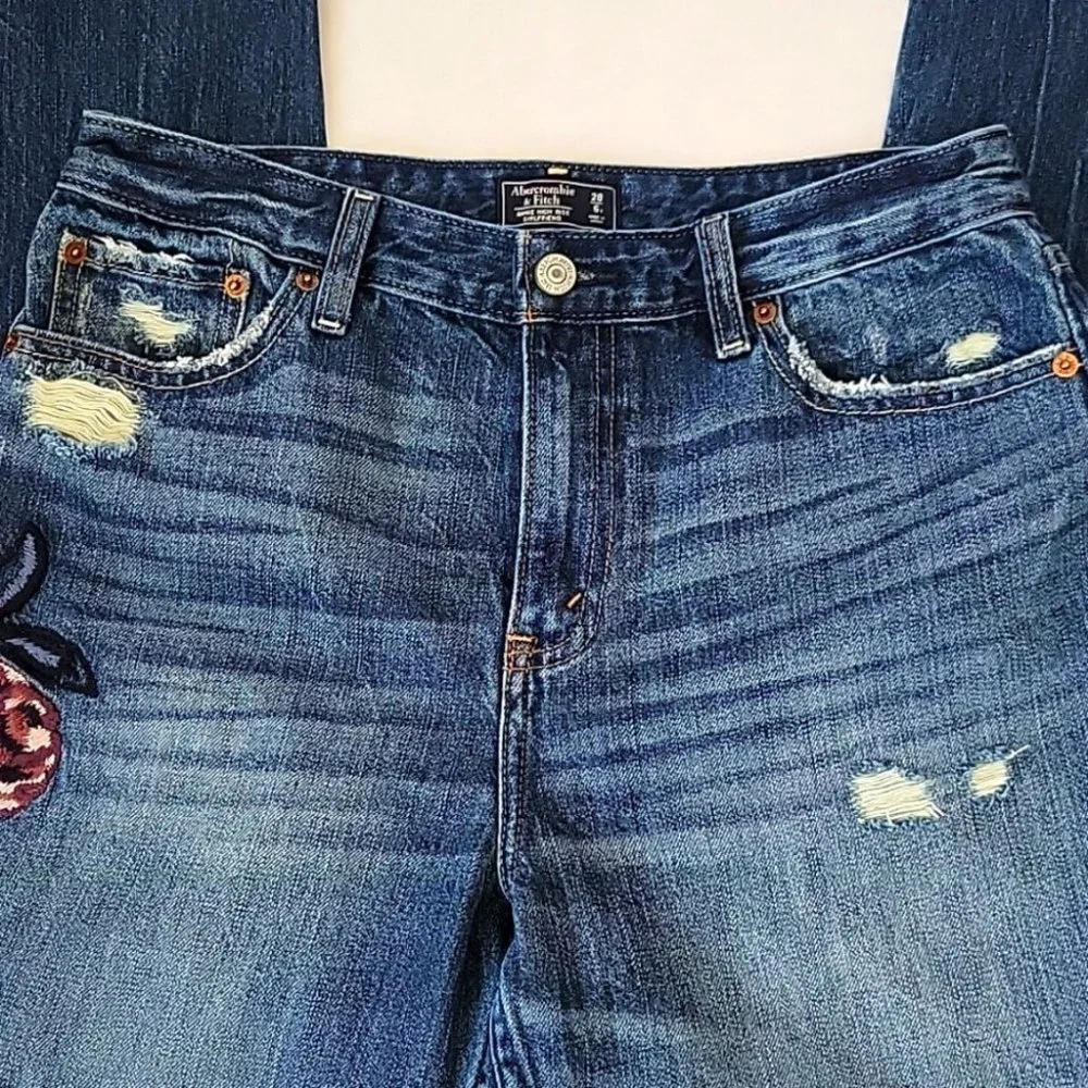 A&F Annie Hi Rise Girlfriend Distressed Ankle Jean w/ Embroidery Size 28/6